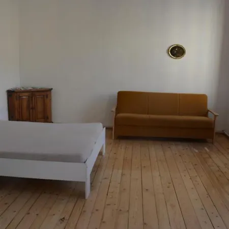 Nikola Tesla Haus, Zentrum